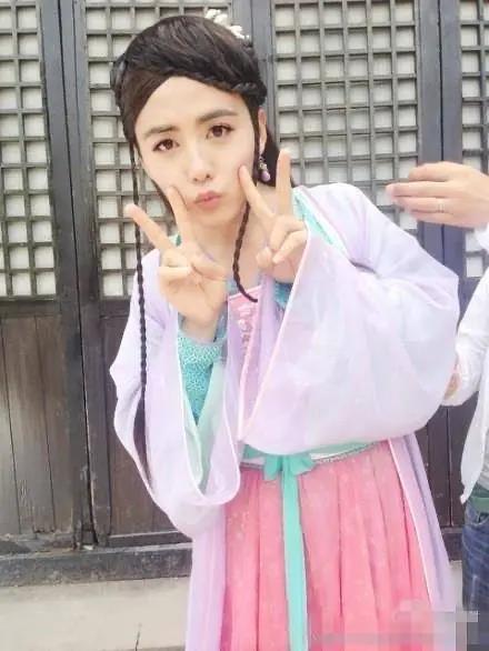 男扮女装的网红吃瓜,揭秘网络红人的真实生活  第2张